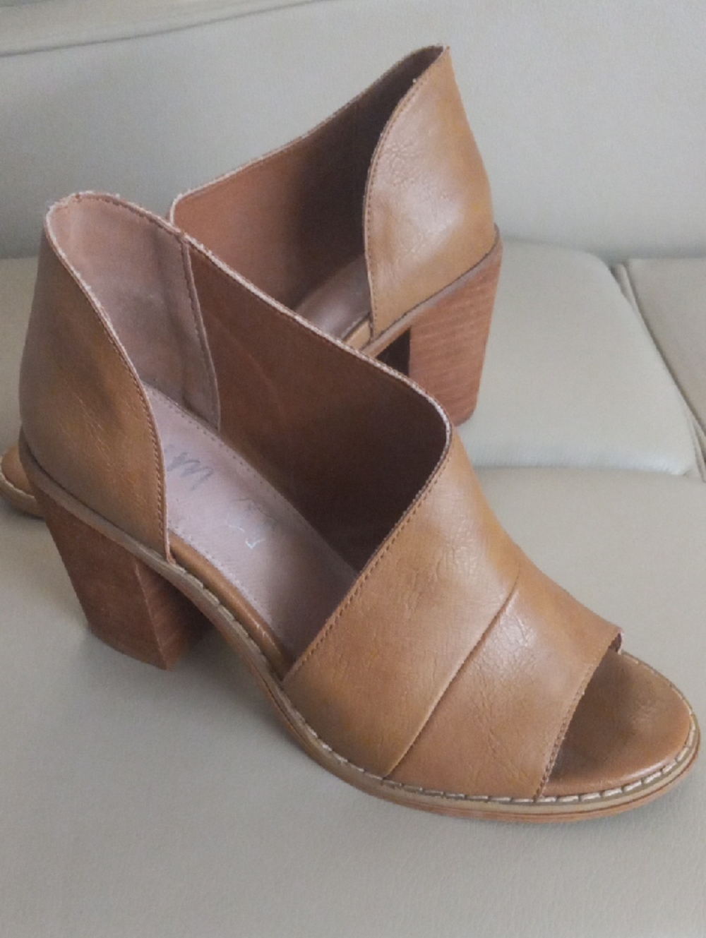 Mi.iM Tan Leather Cutout Peep-Toe Block Heel Sandals Size 6